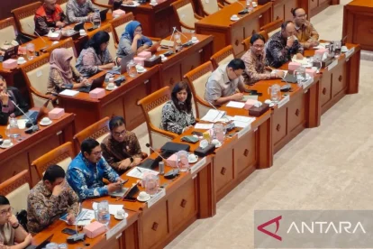 Menteri Komunikasi dan Digital (Menkomdigi) Meutya Hafid (tengah) saat menghadiri rapat kerja bersama Komisi I DPR di Kompleks Parlemen, Jakarta Pusat pada Senin (26/1/2026). (ANTARA/Farhan Arda Nugraha)